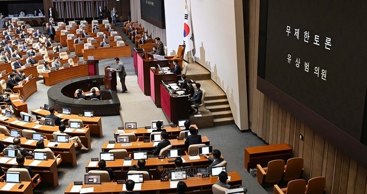 3일 서울 여의도 국회에서 열린 본회의에서 경제분야 대정부질문에 앞서 ‘채상병특검법안’이 상정되자 국민의힘 유상범 의원이 무제한토론(필리버스터)을 시작하고 있다. 오장환 기자