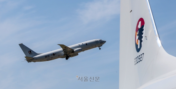 4일 경북 포항시 해군항공사령부에서 열린 해상초계기(P-8A) 국내 인수식에서 신원식 국방부 장관의 출격 지시를 받은 해상초계기 P-8A가 비행하고 있다. 2024.07.04 사진공동취재단