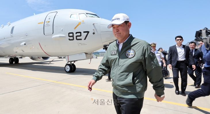 신원식 국방부 장관이 4일 경북 포항시 해군항공사령부에서 열린 해상초계기(P-8A) 국내 인수식에서 기념촬영을 위해 이동하고 있다. 2024.07.04 사진공동취재단
