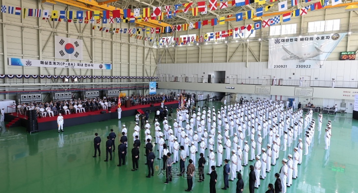 신원식 국방부 장관이 4일 경북 포항시 해군항공사령부에서 열린 해상초계기(P-8A) 국내 인수식에서 축사를 하고 있다. 2024.07.04 사진공동취재단