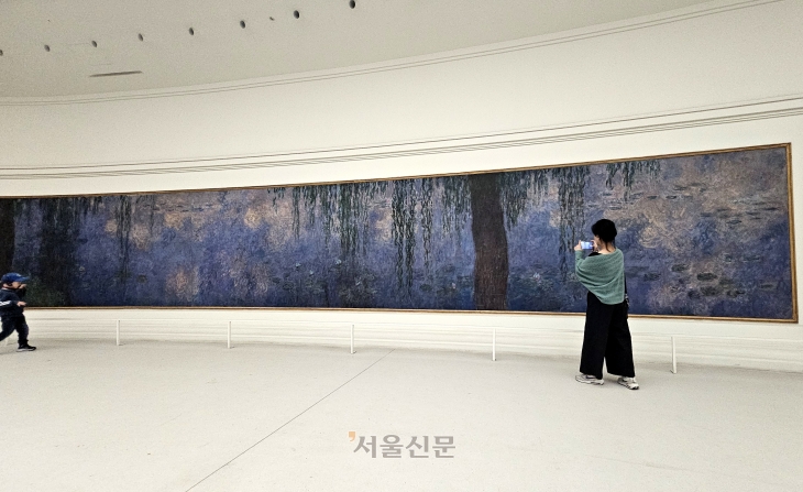 모네의 대표작 ‘수련’이 전시된 오랑주리미술관을 관람객이 돌아보고 있다. 8점의 수련은 자연광이 들어오는 두 개의 넓은 타원형 방에 4점씩 전시돼 있어 작품을 감상하며 ‘힐링’을 할 수 있다. 파리 조현석 기자