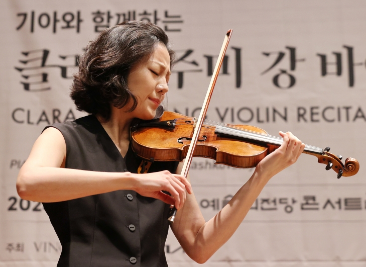 9일 기자 간담회에 앞서 시연하는 클라라 주미 강. 지난해 여름부터 기업 후원으로 1702년산 스트라디바리우스 ‘튜니스’를 연주하고 있다. 연합뉴스