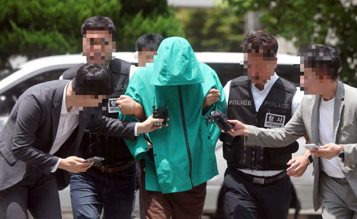 태국 파타야에서 다른 공범 2명과 함께 30대 한국인을 살해한 혐의를 받은 20대가 지난해 7월 경남 창원시 성산구 창원지법에 구속 전 피의자 심문(영장실질심사)을 받기 위해 출석하고 있다. 연합뉴스