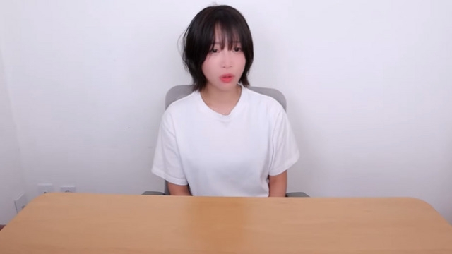 쯔양이 지난 10일 자신의 유튜버 방송채널에서 전 남자친구로부터 4년간에 걸친 교제폭력과 협박, 착취를 당하며 강제로 유흥업소에서 일한 적이 있다고 주장하고 있다. 쯔양의 방송화면 캡처