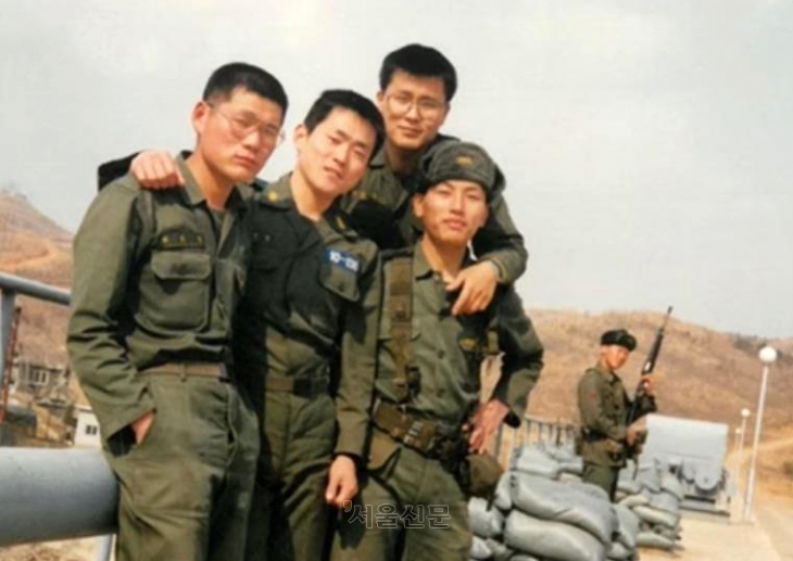 국민의힘 당권 주자들이 17일 방송 토론회에서 20세 안팎의 젊은 시절 사진을 공개했다. 사진은 윤상현 후보와 군 복무 동료들. 2024.7.17 CBS 유튜브 방송화면 캡처