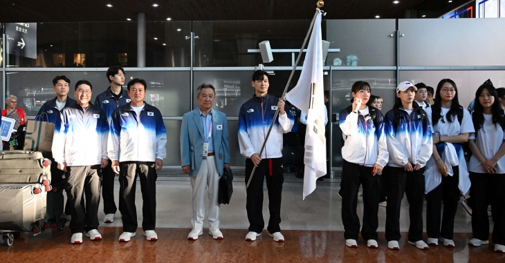 이기흥 대한체육협회 회장(왼쪽에서 다섯번째)을 비롯한 2024 파리올림픽 국가대표 선수들이 20일(현지시간) 파리 샤를드골 국제공항에 입국후 기념촬영을 하고 있다. 2024.7.20 파리 박지환 기자