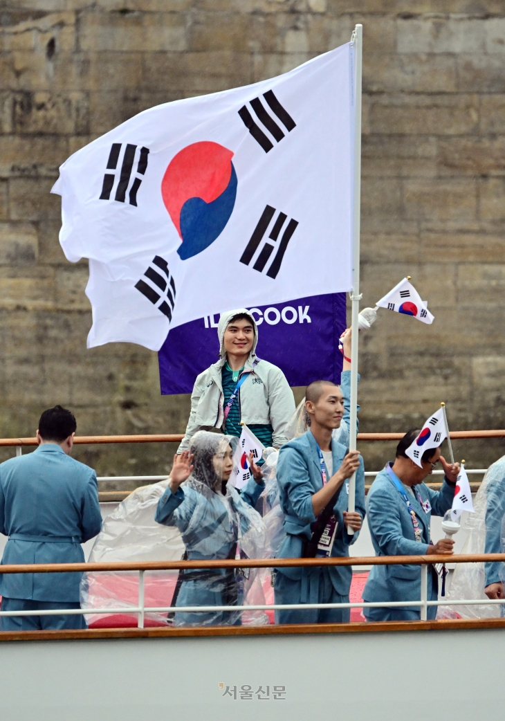 대한민국 올림픽 선수단의 기수 우상혁(오른쪽)과 김서영이 27일(한국시간) 프랑스 파리 센강 일대에서 열린 2024 파리올림픽 개회식에 참석하기 위해 배를 타고 이동하고 있다. 2024.7.27 파리 박지환 기자