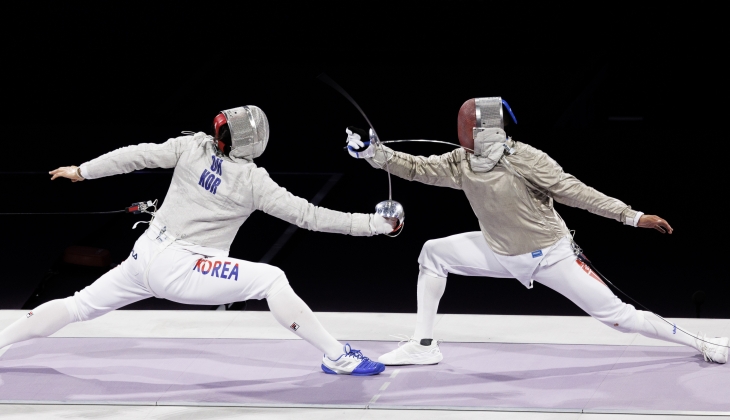 27일(한국시간) 프랑스 파리 그랑팔레에서 열린 2024 파리올림픽 펜싱 남자 사브르 결승전에서 오상욱(왼쪽)이 파레스 페르자니(튀니지)를 상대로 공격을 성공하고 있다. 파리 연합뉴스