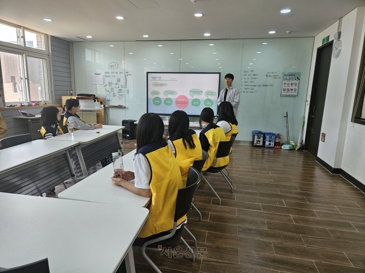 전북 무주 청소년인터넷드림마을에서 학생들이 스마트폰을 보지 않고 교실에서 상담 선생님의 강의에 열중하는 모습. 무주 김주연 기자