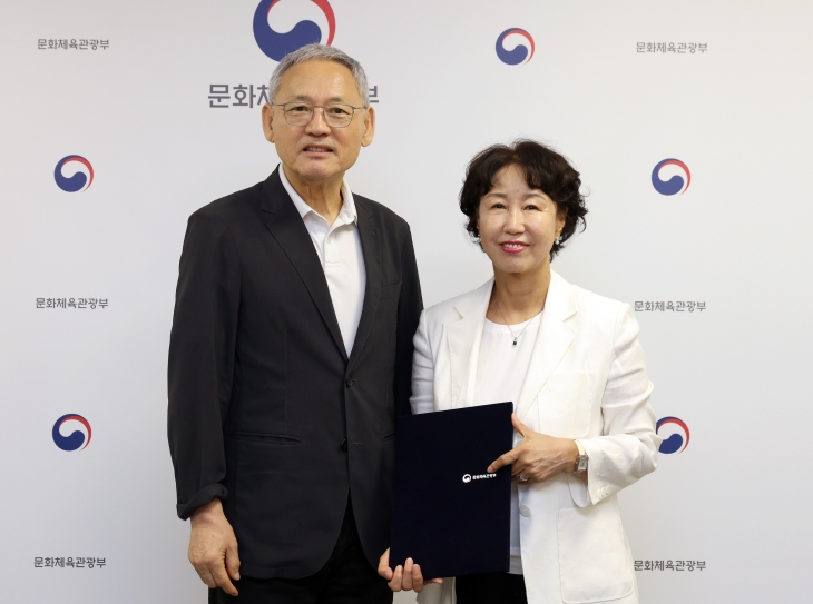 유인촌 문화체육관광부 장관이 황금숙 신임 국립장애인도서관장과 기념사진을 찍고 있다. 문화체육관광부 제공