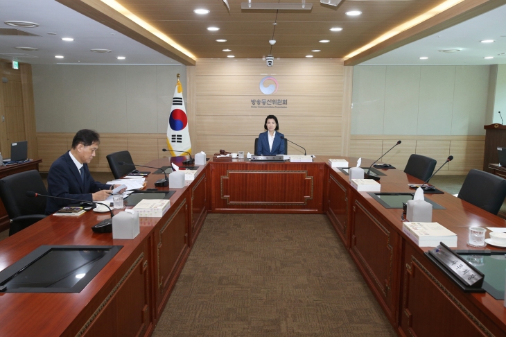 방통위 전체회의 참석한 이진숙 신임 위원장