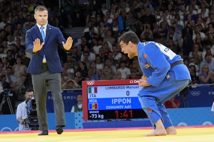 지난달 29일(현지시간) 프랑스 파리 샹드마르스 경기장에서 열린 2024 파리올림픽 유도 남자 73㎏급 준결승에서 몰도바의 아딜 오스마노프가 이탈리아의 마누엘 롬바르도(25)를 상대로 동메달을 따낸 뒤 기뻐하며 환호성을 지르고 있다. 2024.7.30. AP 연합뉴스