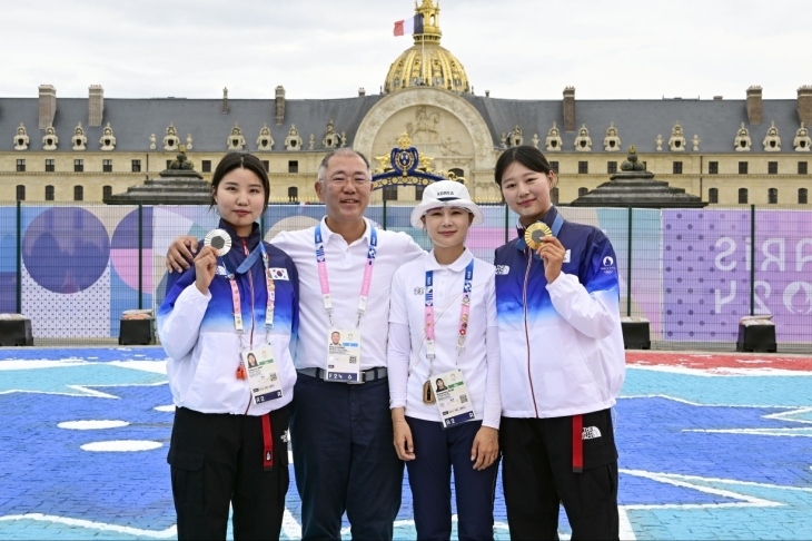 정의선 현대차그룹 회장이 3일(현지시간) 양궁 여자 개인전 시상식 후 남수현(왼쪽), 전훈영(왼쪽에서 세번째), 임시현(맨 오른쪽)과 기념 촬영을 하고 있다. 대한양궁협회 제공