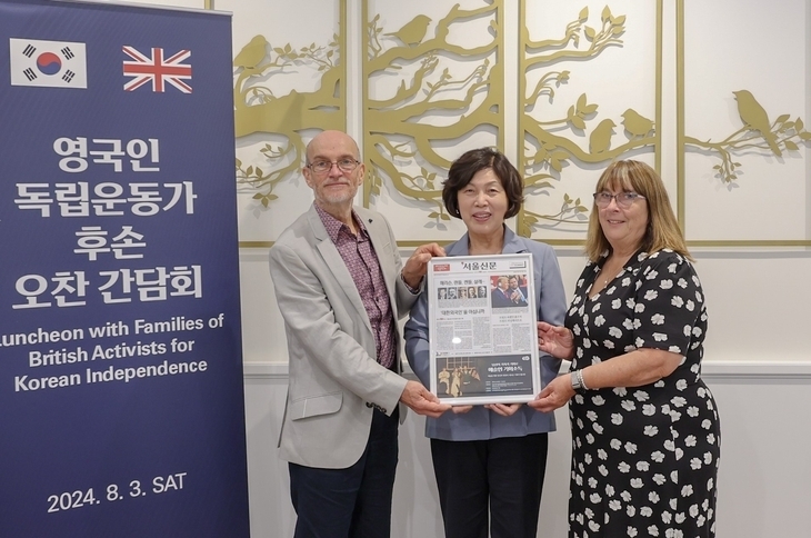 강정애(가운데) 국가보훈부 장관이 2일(현지시간) 영국 런던에서 영국인 독립운동가 후손 초청 오찬간담회를 가진 뒤 서울신문의 전신인 대한매일신보를 창간한 어니스트 베델의 후손들에게 지난달 17일자서울신문 1면을 액자에 담아 전달하고 있다. 지난달 18일 창간 120주년을 맞은 서울신문은 국가보훈부와 공동 기획으로 일제강점기 한국의 독립을 위해 힘써준 외국인 독립운동가의 활약상을 재조명하는 ‘대한외국인’ 기획을 보도하고 있다. 사진 왼쪽부터 베델 선생의 손자 토마스 오웬 베델, 강 장관, 베델 선생의 손녀 수잔 블랙. 국가보훈부 제공