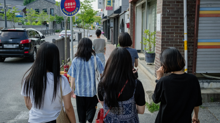 지난달 충남 공주에서 열린 ‘스마트폰 해방촌’ 캠프에 참가한 20~30대들이 스마트폰 없이 여행하고 있다. 캠프에 참가하면 2박 3일간 스마트폰을 사용할 수 없다. 대신 참가자들은 여행과 독서, 대화, 보드게임 등으로 시간을 보낸다. 김우진 기자