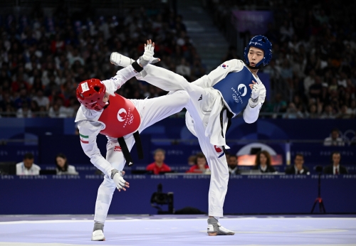 한국 태권도 국가대표 김유진이 9일(한국시간) 프랑스 파리 그랑 팔레에서 열린 2024 파리올림픽 태권도 여자 57kg급 나히드 키야니찬데와의 결승에서 공격하고 있다. 파리올림픽사진공동취재단 한국 태권도 국가대표 김유진이 9일(한국시간) 프랑스 파리 그랑 팔레에서 열린 2024 파리올림픽 태권도 여자 57kg급 나히드 키야니찬데와의 결승에서 공격하고 있다. 파리올림픽사진공동취재단