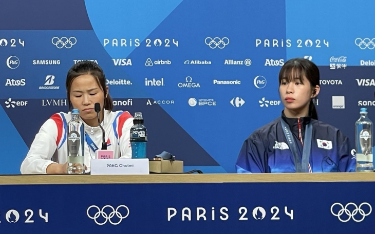 2024 파리 올림픽 복싱 여자 54㎏급에서 동메달을 딴 우리나라 임애지(오른쪽)와 북한 방철미가 8일(현지시간) 프랑스 파리에서 기자회견을 하고 있다. 2024.8.9 연합뉴스 2024 파리 올림픽 복싱 여자 54㎏급에서 동메달을 딴 우리나라 임애지(오른쪽)와 북한 방철미가 8일(현지시간) 프랑스 파리에서 기자회견을 하고 있다. 2024.8.9 연합뉴스