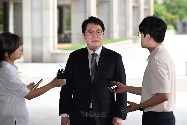 심우정 검찰총장 후보자가 12일 오후 서울 서초동 서울고검으로 출근해 기자들의 질문에 답하고 있다. 도준석 전문기자
