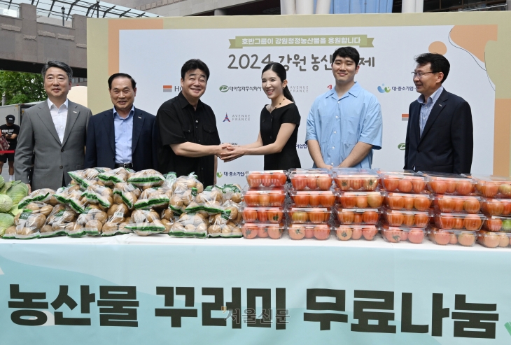 김윤혜 호반프라퍼티 총괄사장(왼쪽 네 번째)과 백종원 더본코리아 대표(왼쪽 세 번째)가 14일 경기 수원시 광교 아비뉴프랑 내 피크닉 파크에서 열린 ‘2024 강원 농산물 축제’에서 기념촬영을 하고 있다. 왼쪽부터 이상용 대아청과 대표이사, 박재욱 호반프라퍼티 대표이사, 백종원 더본코리아 대표, 김윤혜 호반프라퍼티 총괄사장, 김민성 호반산업 전무, 강신주 아브뉴프랑 강신주 대표. 홍윤기 기자