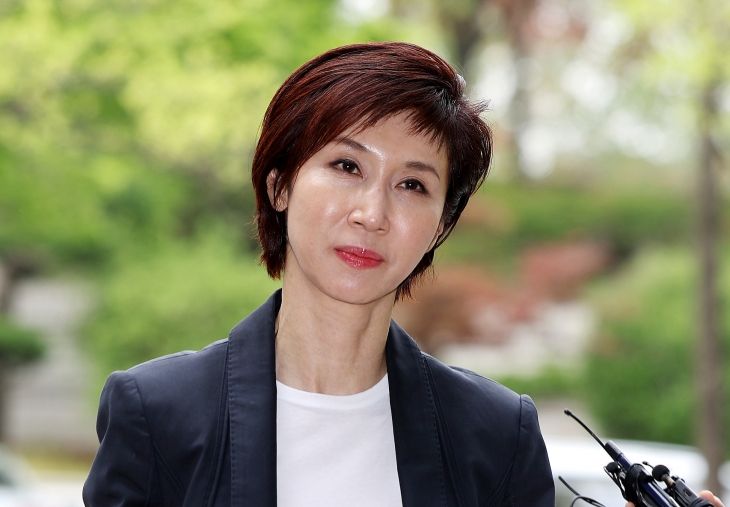 서울가정법원 가사4부(부장 이광우)는 22일 최태원 SK그룹 회장과 동거인 김희영 티앤씨재단 이사장이 노소영 아트센터 나비 관장에게 공동으로 위자료 20억원을 지급하라고 판결했다. 사진은 노 관장이 지난 4월 16일 오후 서울고등법원에서 열린 최 회장과의 이혼 소송 2심 변론기일에 출석하는 모습. 서울가정법원 가사4부(부장 이광우)는 22일 최태원 SK그룹 회장과 동거인 김희영 티앤씨재단 이사장이 노소영 아트센터 나비 관장에게 공동으로 위자료 20억원을 지급하라고 판결했다. 사진은 노 관장이 지난 4월 16일 오후 서울고등법원에서 열린 최 회장과의 이혼 소송 2심 변론기일에 출석하는 모습.