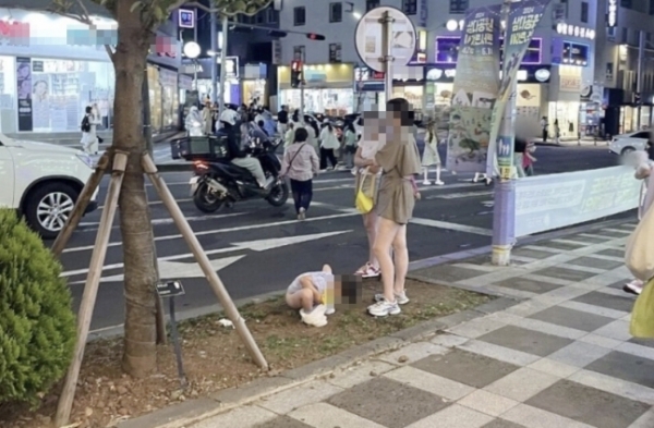 지난해 제주 시내에서 중국인으로 추정되는 아이가 대로변 화단에서 용변을 보는 모습. 온라인 커뮤니티 캡처