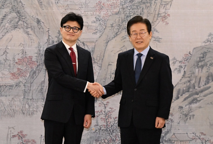 한동훈(왼쪽) 국민의힘 대표와 이재명 더불어민주당 대표가 1일 국회 본청 접견실에서 여야 대표 회담에 앞서 웃으며 악수하고 있다. 여야 대표가 공식 회담을 한 건 2013년 이후 11년 만이다. 안주영 전문기자 한동훈(왼쪽) 국민의힘 대표와 이재명 더불어민주당 대표가 1일 국회 본청 접견실에서 여야 대표 회담에 앞서 웃으며 악수하고 있다. 여야 대표가 공식 회담을 한 건 2013년 이후 11년 만이다. 안주영 전문기자