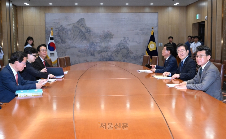 한동훈 국민의힘 대표와 이재명 더불어민주당 대표가 1일 국회 본관 접견실에서 여야 대표 회담을 하고 있다. 왼쪽부터 국민의힘 김상훈 정책위의장, 한 대표, 곽규택 수석대변인, 민주당 조승래 수석대변인, 이 대표, 진성준 정책위의장. 안주영 전문기자 한동훈 국민의힘 대표와 이재명 더불어민주당 대표가 1일 국회 본관 접견실에서 여야 대표 회담을 하고 있다. 왼쪽부터 국민의힘 김상훈 정책위의장, 한 대표, 곽규택 수석대변인, 민주당 조승래 수석대변인, 이 대표, 진성준 정책위의장. 안주영 전문기자