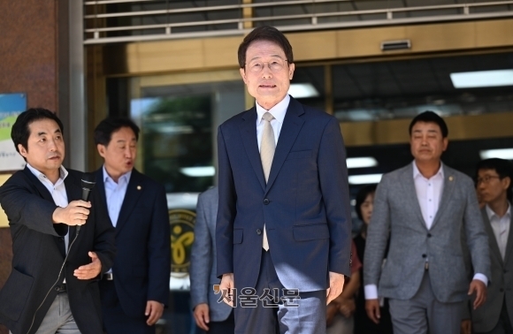 대법원이 지난달 29일 서울시교육감이 전국교직원노동조합 출신 등 해직 교사 5명을 부당 채용한 혐의로 기소된 조희연 교육감에게 징역 1년 6개월에 집행유예 2년을 선고한 원심을 확정했다. 이에 따라 조 교육감은 2026년 6월까지인 임기를 채우지 못하고 교육감직을 상실했다. 홍윤기 기자