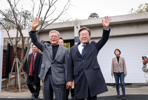 이재명 더불어민주당 대표가 지난 2월 4일 오후 경남 양산시 하북면 평산마을 문재인 전 대통령 사저에서 문 전 대통령과 지지자에게 손 인사하고 있다. 더불어민주당 제공 이재명 더불어민주당 대표가 지난 2월 4일 오후 경남 양산시 하북면 평산마을 문재인 전 대통령 사저에서 문 전 대통령과 지지자에게 손 인사하고 있다. 더불어민주당 제공