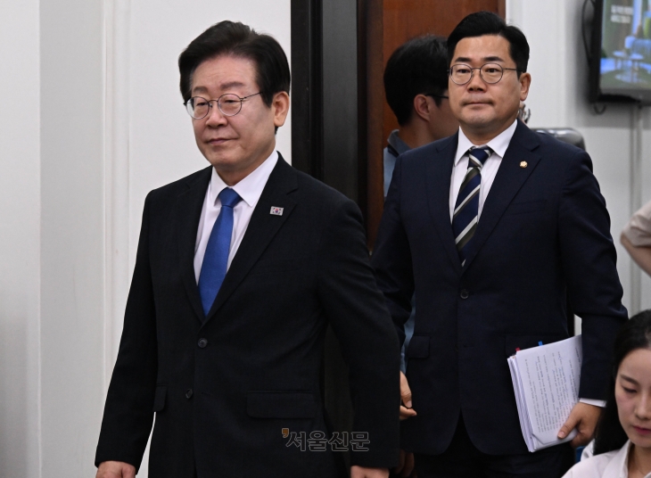 이재명(왼쪽) 더불어민주당 대표와 박찬대 원내대표가 최고위에 입장하는 모습. 안주영 전문기자 이재명(왼쪽) 더불어민주당 대표와 박찬대 원내대표가 최고위에 입장하는 모습. 안주영 전문기자