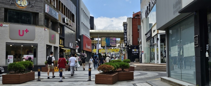 제주도가 오는 28일 ‘2024 차없는 거리’ 행사를 진행한다. 사진은 제주시 칠성로 차없는 거리. 제주 강동삼 기자