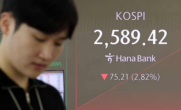 4일 오전 서울 중구 하나은행 본점 딜링룸 전광판에 개장 시황이 표시되고 있다. 뉴스1