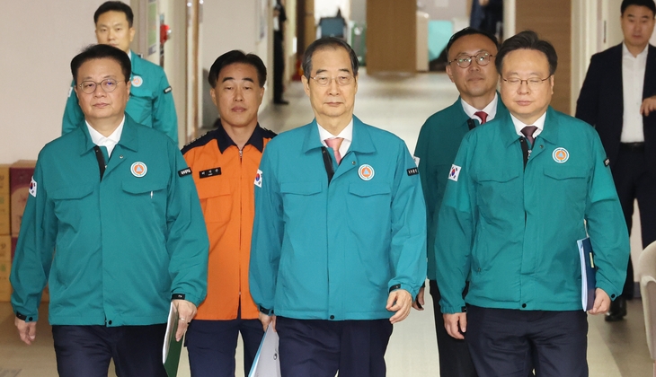 한덕수 국무총리(가운데)가 조규홍 보건복지부 장관(오른쪽), 방기선 국무조정실장(왼쪽)과 12일 정부서울청사의 의사집단행동 중앙재난안전대책본부 회의장에 들어서고 있다. 연합뉴스