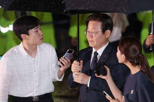 지난 대선 과정에서 허위 발언을 한 혐의로 기소된 더불어민주당 이재명 대표가 20일 오후 서울 서초구 서울중앙지방법원에서 열린 공직선거법 위반 1심 결심 공판을 마치고 법원 청사를 나서고 있다. 연합뉴스