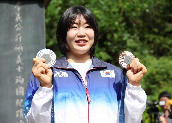 2024 파리올림픽 유도 여자 57kg급에서 은메달, 혼성 단체전에서 동메달을 딴 허미미 선수가 지난달 6일 오전 대구 군위군 삼국유사면 화수리에 조성된 독립운동가이자 현조부인 허석 지사의 기적비를 찾아 기념 촬영을 하고 있다. 연합뉴스