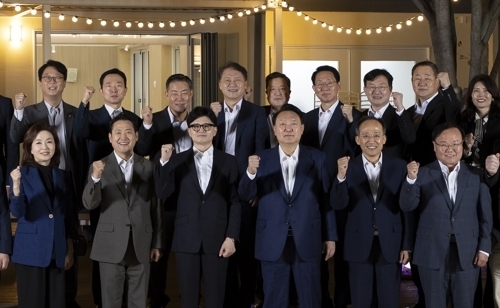 윤석열 대통령이 지난 24일 서울 용산 대통령실 앞 분수정원에서 열린 국민의힘 지도부 초청 만찬 뒤 한동훈 대표, 추경호 원내대표 등 국민의힘 지도부, 대통령실 참모진과 함께 기념 촬영을 하고 있다. 연합뉴스