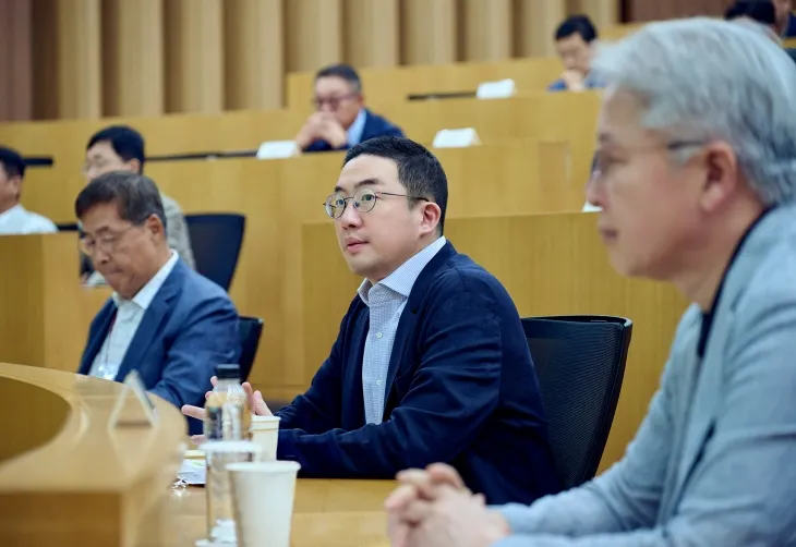 구광모(가운데) LG그룹 회장이 지난 25일 경기 이천 LG인화원에서 열린 ‘사장단 워크숍’에서 중장기 경영 전략을 논의하고 있다. ㈜LG 제공 구광모(가운데) LG그룹 회장이 지난 25일 경기 이천 LG인화원에서 열린 ‘사장단 워크숍’에서 중장기 경영 전략을 논의하고 있다. ㈜LG 제공
