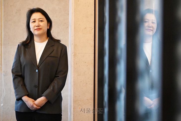 TSMC 하면 대만을 떠올릴 정도로 대표 기업이 됐다. ‘호국신산’(護國神山·나라를 지키는 신령스러운 산)이란 명예로운 호칭답게 국내총생산(GDP)의 8%, 수출의 12.5%를 차지할 정도로 나라 경제를 든든하게 떠받치고 있다. 왕수봉 아주대 교수는 ‘고객과 경쟁하지 않는다’는 TSMC의 경영철학이 인공지능(AI)이 주도하는 반도체 시장에서 더욱 빛을 발하고 있다고 평가했다. “기술 경쟁이 첨예해질수록 기술 유출에 대한 우려도 덩달아 커질 수밖에 없죠. 고객을 안심시키고 원하는 대로 다 맞춰서 만들어준다는 게 TSMC의 가장 큰 경쟁력이라고 생각합니다.” 오장환 기자