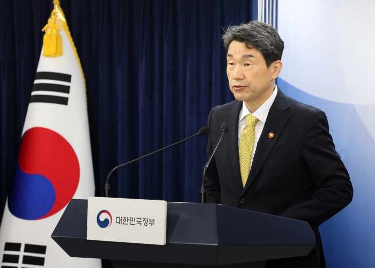 이주호 사회부총리 겸 교육부 장관이 6일 오후 서울 종로구 정부서울청사에서 의과대학 학사 정상화를 위한 비상 대책(안)을 발표하고 있다. 2024.10.6 뉴시스 이주호 사회부총리 겸 교육부 장관이 6일 오후 서울 종로구 정부서울청사에서 의과대학 학사 정상화를 위한 비상 대책(안)을 발표하고 있다. 2024.10.6 뉴시스