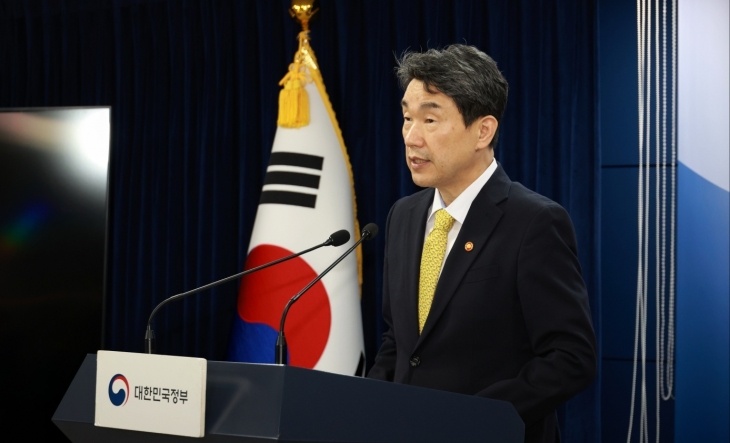 이주호 사회부총리 겸 교육부 장관이 6일 서울 종로구 정부서울청사에서 의과대학 학사 정상화를 위한 비상 대책(안) 발표를 하고 있다. 2024.10.6 교육부 제공 이주호 사회부총리 겸 교육부 장관이 6일 서울 종로구 정부서울청사에서 의과대학 학사 정상화를 위한 비상 대책(안) 발표를 하고 있다. 2024.10.6 교육부 제공