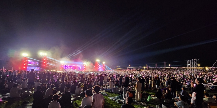 지난달 7일 경기 파주 임진각 평화누리에서 ‘열린 DMZ, 더 큰 평화’를 주제로 한 ‘DMZ 평화콘서트&평화누리 피크닉 페스티벌’을 찾은 2만여명의 관람객이 즐거운 시간을 보내고 있다. 경기관광공사 제공 지난달 7일 경기 파주 임진각 평화누리에서 ‘열린 DMZ, 더 큰 평화’를 주제로 한 ‘DMZ 평화콘서트&평화누리 피크닉 페스티벌’을 찾은 2만여명의 관람객이 즐거운 시간을 보내고 있다. 경기관광공사 제공