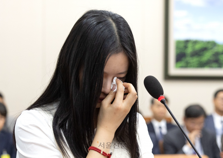 뉴진스 멤버 하니 팜이 15일 오후 서울 여의도 국회에서 열린 환경노동위원회의 경제사회노동위원회, 중앙노동위원회, 최저임금위원회 등에 대한 국정감사에서 눈물을 흘리고 있다. 2024.10.15 국회사진기자단