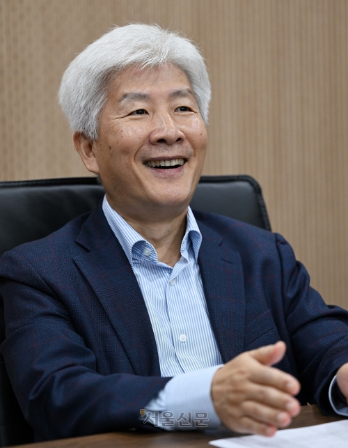 정태용 연세대 교수는 서울신문과의 인터뷰에서 기후문제와 지방소멸 문제를 함께 풀 수 있는 방안을 제시했다. 탄소를 많이 배출하는 도시지역이 풍부한 산림 자원으로 탄소를 많이 흡수하는 지방소멸 지역에 가칭 ‘기후대응기금’을 지원하면 지방을 살리면서 기후위기 극복에도 도움이 될 것이라는 설명이다. 오장환 기자