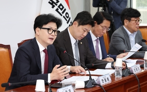 국민의힘 한동훈(왼쪽) 대표가 17일 오전 국회에서 열린 최고위원회의에서 발언하고 있다. 연합뉴스
