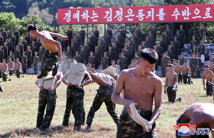 북한 김정은 국무위원장이 2일 ‘서부지구의 조선인민군 특수작전부대 훈련기지를 현지시찰하시면서 전투원들의 훈련실태를 료해하시였다.’고 조선중앙통신이 4일 보도했다. 2024.10.4 조선중앙통신 연합뉴스