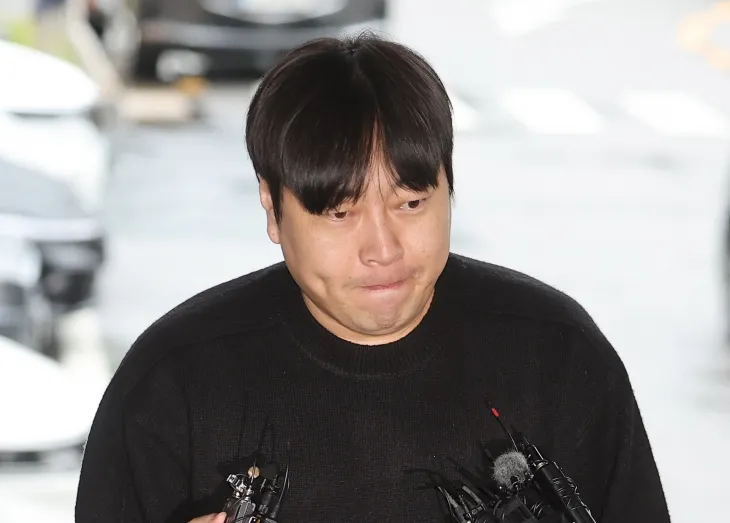 인터넷 불법 도박 사실을 고백한 코미디언 이진호가 22일 오후 관련 조사를 받기 위해 서울 강남경찰서로 출석하고 있다. 2024.10.22. 연합뉴스 인터넷 불법 도박 사실을 고백한 코미디언 이진호가 22일 오후 관련 조사를 받기 위해 서울 강남경찰서로 출석하고 있다. 2024.10.22. 연합뉴스