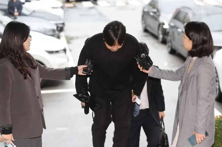 인터넷 불법 도박 사실을 고백한 코미디언 이진호가 22일 오후 관련 조사를 받기 위해 서울 강남경찰서로 출석하고 있다. 2024.10.22. 연합뉴스 인터넷 불법 도박 사실을 고백한 코미디언 이진호가 22일 오후 관련 조사를 받기 위해 서울 강남경찰서로 출석하고 있다. 2024.10.22. 연합뉴스
