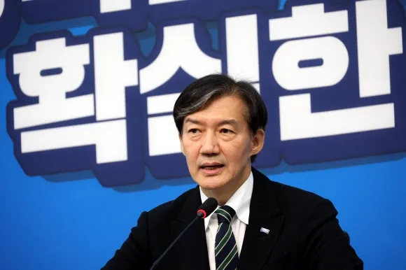 조국 조국혁신당 대표가 28일 서울 여의도 국회에서 취임 100일 기자간담회에서 발언하고 있다. 연합뉴스 조국 조국혁신당 대표가 28일 서울 여의도 국회에서 취임 100일 기자간담회에서 발언하고 있다. 연합뉴스