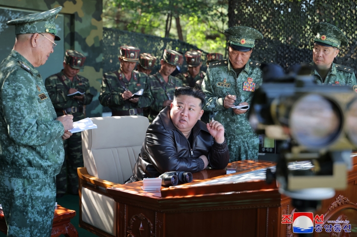 북한 김정은 국무위원장이 우리 대한민국의 국군의 날인 10월 1일 다음날인 2일 ‘서부지구의 조선인민군 특수작전부대 훈련기지를 현지시찰하시면서 전투원들의 훈련실태를 료해하시였다.’고 조선중앙통신이 4일 보도했다. 2024.10.4 조선중앙통신 연합뉴스