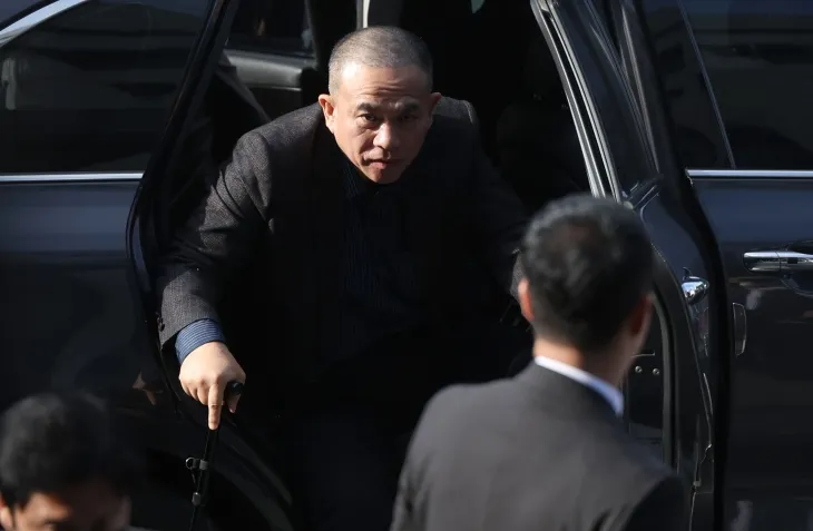 김건희 여사 공천 개입 의혹과 미래한국연구소의 불법 여론조사 의혹 등 사건의 핵심 인물인 명태균 씨가 8일 오전 경남 창원시 성산구 창원지방검찰청(창원지검)에 출석하고 있다. 2024.11.8 연합뉴스. 김건희 여사 공천 개입 의혹과 미래한국연구소의 불법 여론조사 의혹 등 사건의 핵심 인물인 명태균 씨가 8일 오전 경남 창원시 성산구 창원지방검찰청(창원지검)에 출석하고 있다. 2024.11.8 연합뉴스.